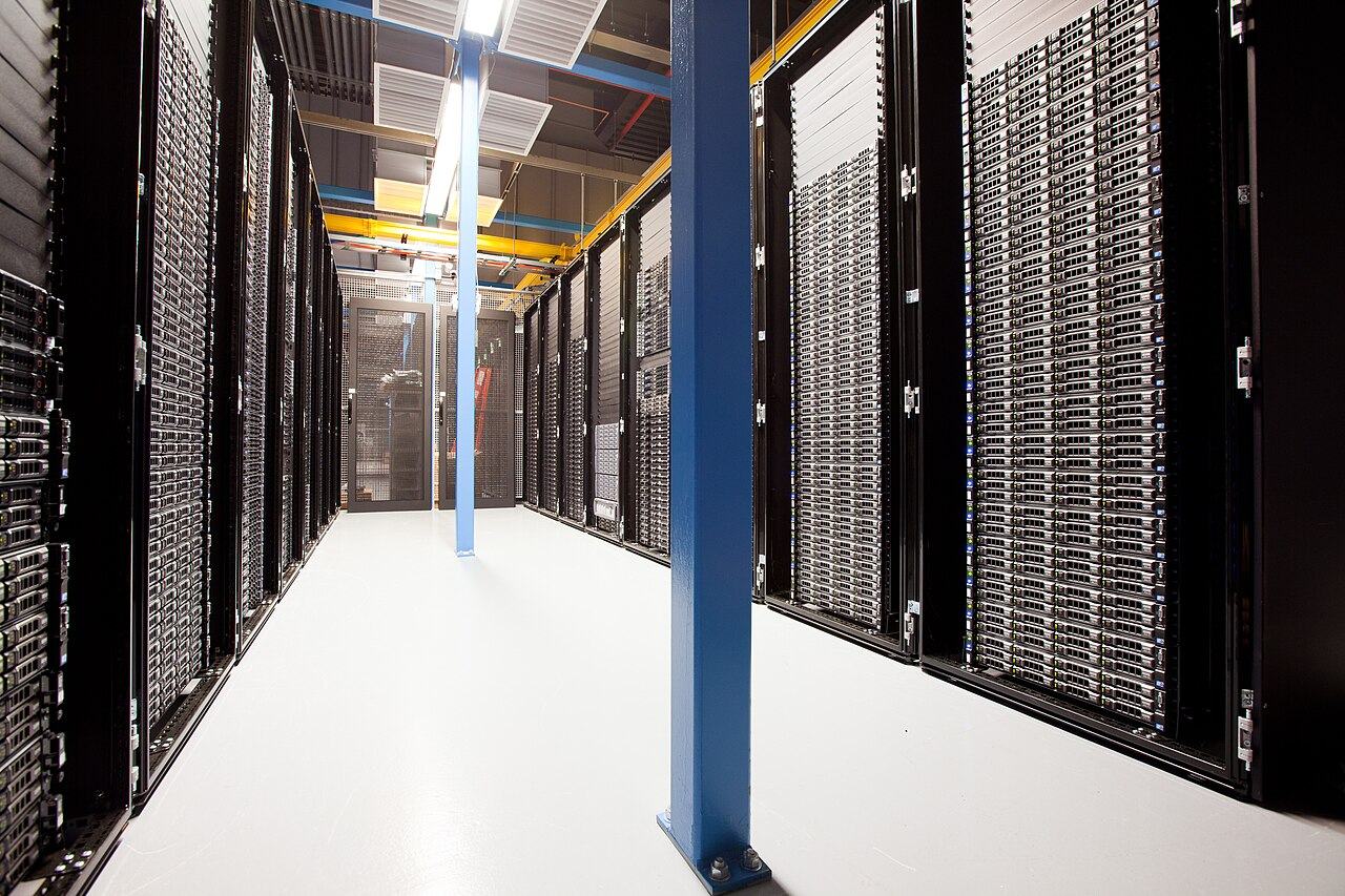 Fileiras de racks de servidores em um data center.